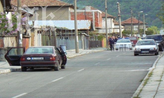 Полицията е готова всеки момент да щурмува дома на барикадиралия се Васил