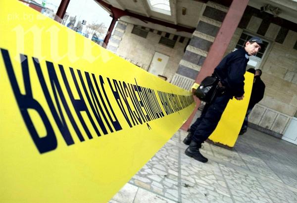 Драмата с Лясковец се повтаря! Мъж се барикадира в дома си, полицията е отцепила района