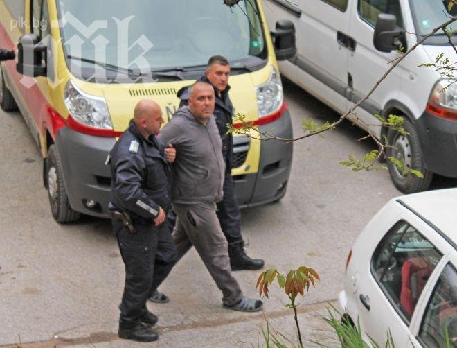 Снимки от извеждането на барикадиралия се в Черниче 