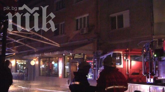 Пожарът в Бургас е потушен, изгорял е целият покрив, няма пострадали