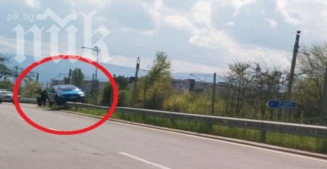 Пежо се качи върху мантинела край Пловдив (снимка)