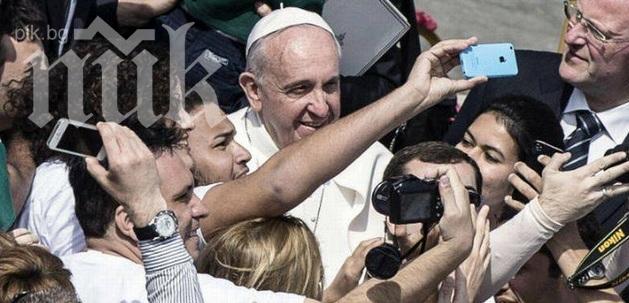 Папата позира за селфи на Цветница