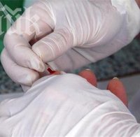 Взимат отпечатъци от болните от СПИН