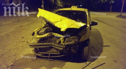 мерцедес удари такси избяга