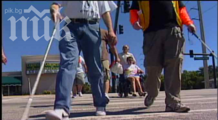 варненски доброволци подаряват бастуни незрящи