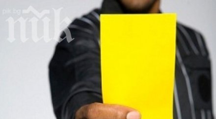 футболист преби рефер жълт картон