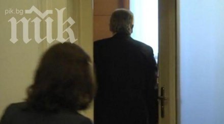 скандал вижте зам министърката чака реда кабинета местан снимка