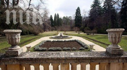 мият предпразнично варненските улици морската градина