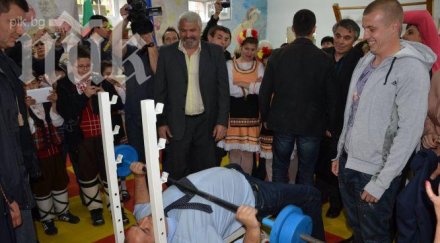 бойко мери сили млади мъже вдига щанги снимки