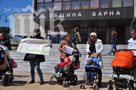 Варненски майки излязоха на протест срещу наглото шофиране в града