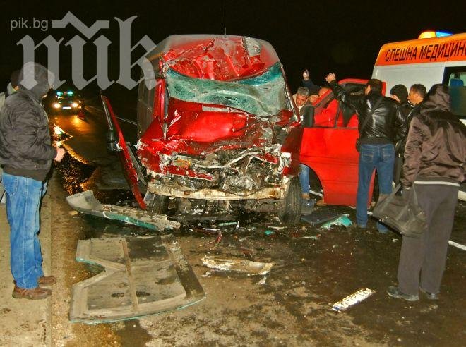 Касапница! Десет души са ранени след удар на микробус в дърво