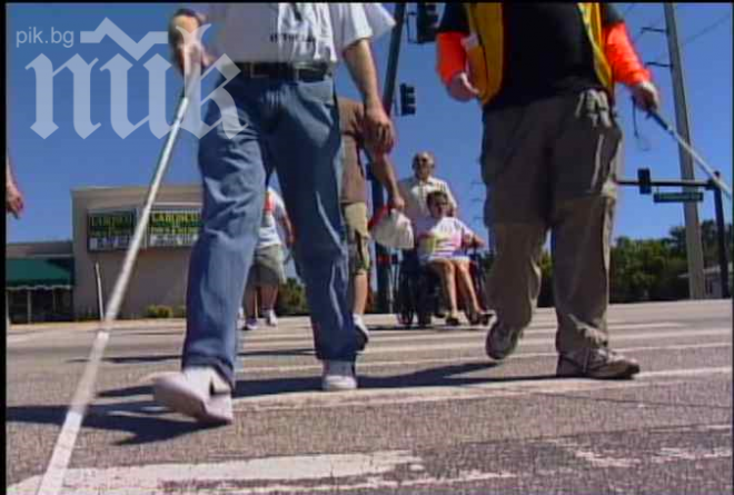 Варненски доброволци подаряват бастуни на незрящи