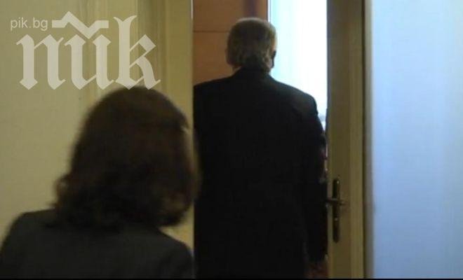 Скандал! Вижте коя е зам.-министърката „19 и 45” и как тя чака реда си пред кабинета на Местан! (снимка)