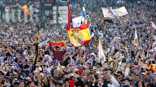 Хиляди отпразнуваха купата на Реал на площад Сибелес в Мадрид