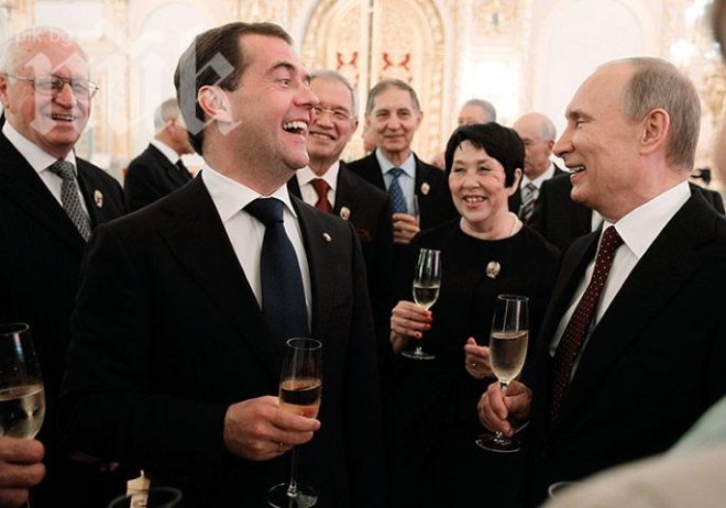 Путин и Медведев си вдигнаха заплатите