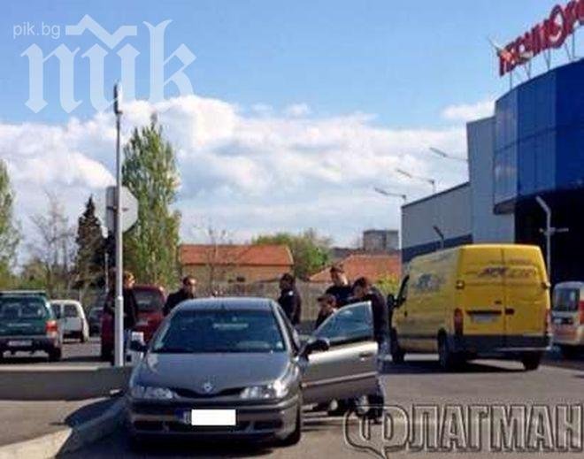 Мъж сви кола в Бургас, показно го арестуваха пред Технополис