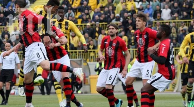 Ботев (Пд) върви уверено към финала