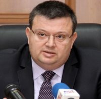 Жената на Цацаров мами данъчните