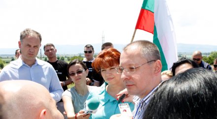 червените погват бойко боклука