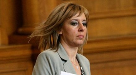 мая манолова спъна падна стълбите