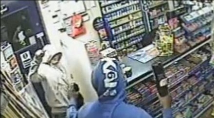 работник магазин тресна въоръжен обирджия шише вино