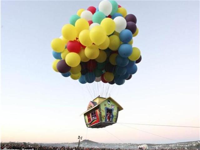 Авантюрист прелетя Ламанша с къща! 