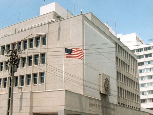 Нападение с брадва в посолството на САЩ в Израел 