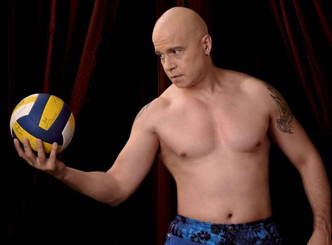 Слави върти любов с певица