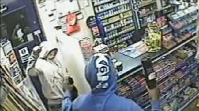 Работник в магазин тресна въоръжен обирджия с шише вино