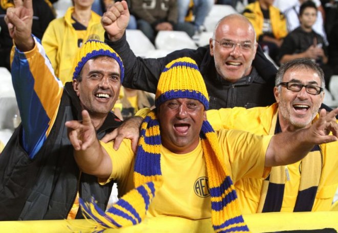 Фен на Анжи стреля с пистолет по време на мач