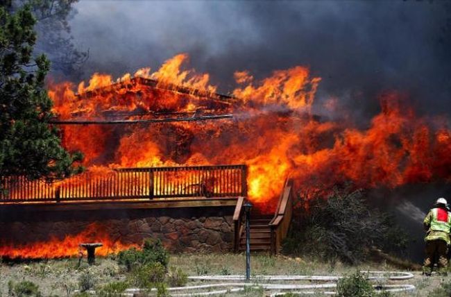 Къща изгоря до основи в Бургас