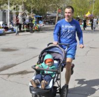 Татковци с бебета тичаха на великденски крос в Разград