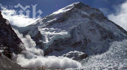 продължават издирването четирима лавината еверест