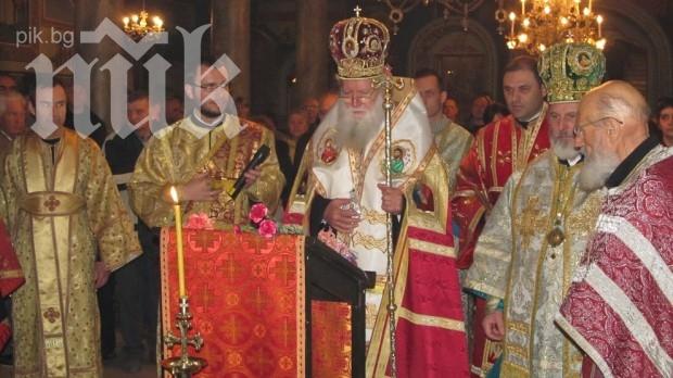 В нощта на Възкресението духовниците са в червено