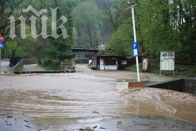 Адско наводнение в Габрово! Етърът е под вода (снимки)