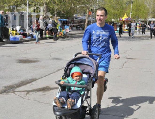 Татковци с бебета тичаха на великденски крос в Разград