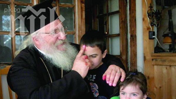 Патриарх Неофит посети приюта на отец Иван в Нови хан