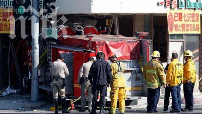 Пожарен автомобил помете ресторант, 9 души са в болница!