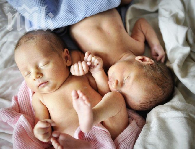 Видеото, което умили милиони! Близнаци не разбират, че са се родили - ето какво правят! 