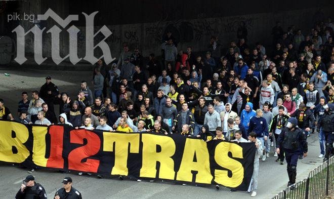 Фенове на „Ботев” трошат коли, има арестувани!