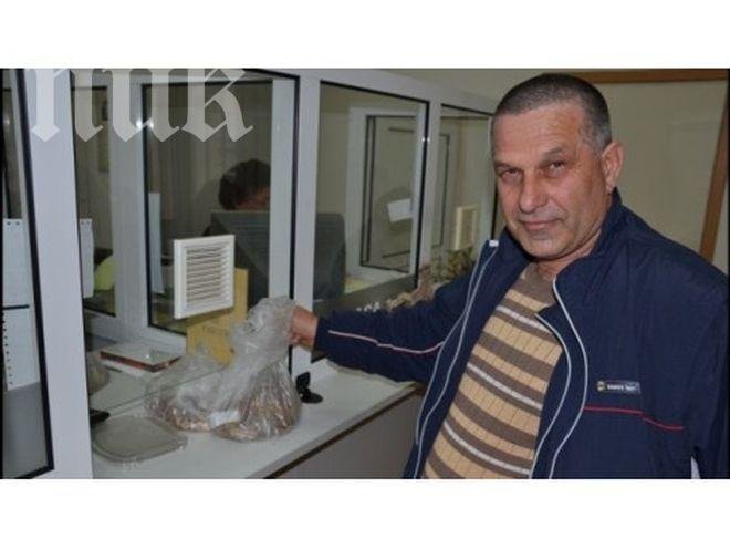 Разградчанин плати 216 лв. данъци с 50 кила жълти стотинки (снимка)