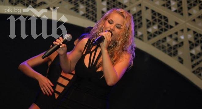 Десислава с предпочитания към черен, 30-сантиметров (снимки)