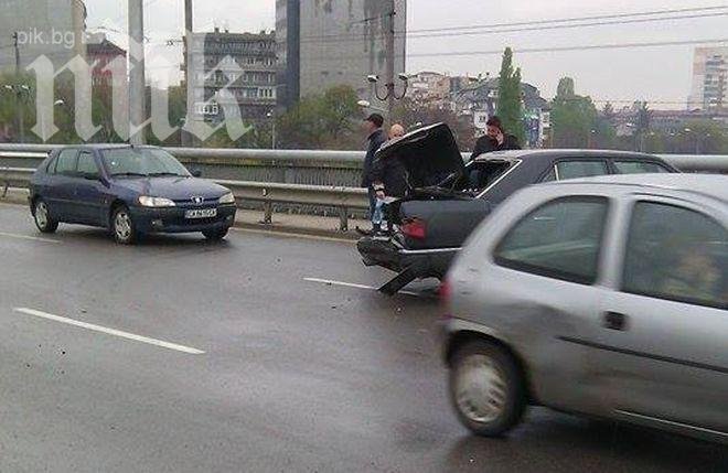 Само в ПИК! Катастрофа с Мерцедес на моста Чавдар. За малко да излети от 10 метра върху колите отдолу (снимки)