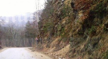 внимание камъни падат смолянско