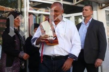 бойко борисов раздаде 600 светени козунака пловдив
