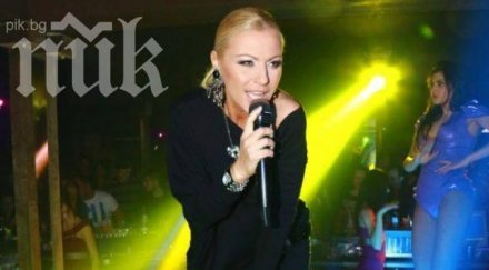 скандалната камелия показа феноменални крака снимки