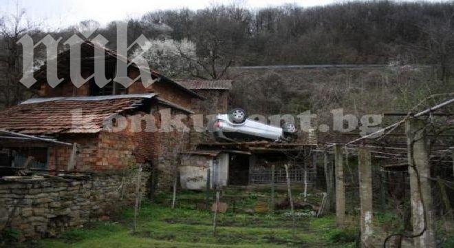 „Ауди А3“ изхвърча от пътя при Ребърково и се заби в покрива на къща, по чудо няма жертви