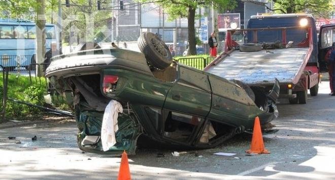 Зрелищна катастрофа с крадена кола в Русе! Опел с бясна скорост се преобърна по таван