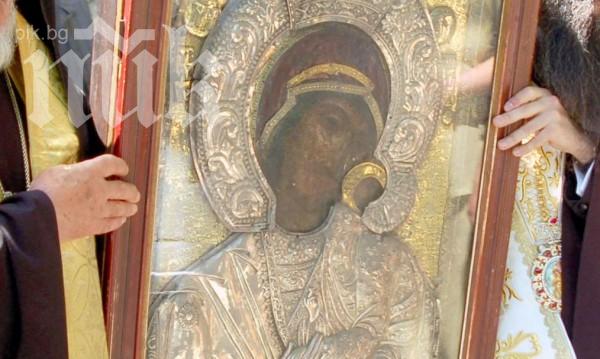Стотици се събраха на Бачковския манастир в очакване да бъде изнесена чудотворната икона