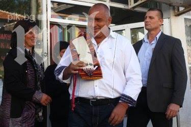 Бойко Борисов раздаде 600 светени козунака в Пловдив
